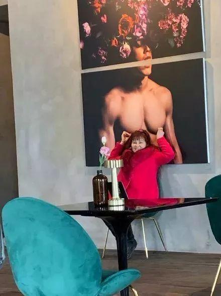 混血肌肉男模被“硬核阿姨”袭胸？她们做了我不敢做的事！