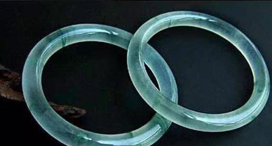 翡翠手镯基本知识大全,翡翠手镯的鉴赏方法和技巧