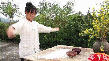 她凭“中华之美”圈粉海外，却被国内网民骂成筛子