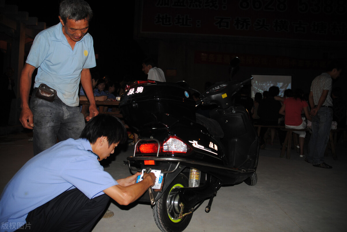 三轮电动车有电不走是什么原因,电动车有电拧转把不走的原因