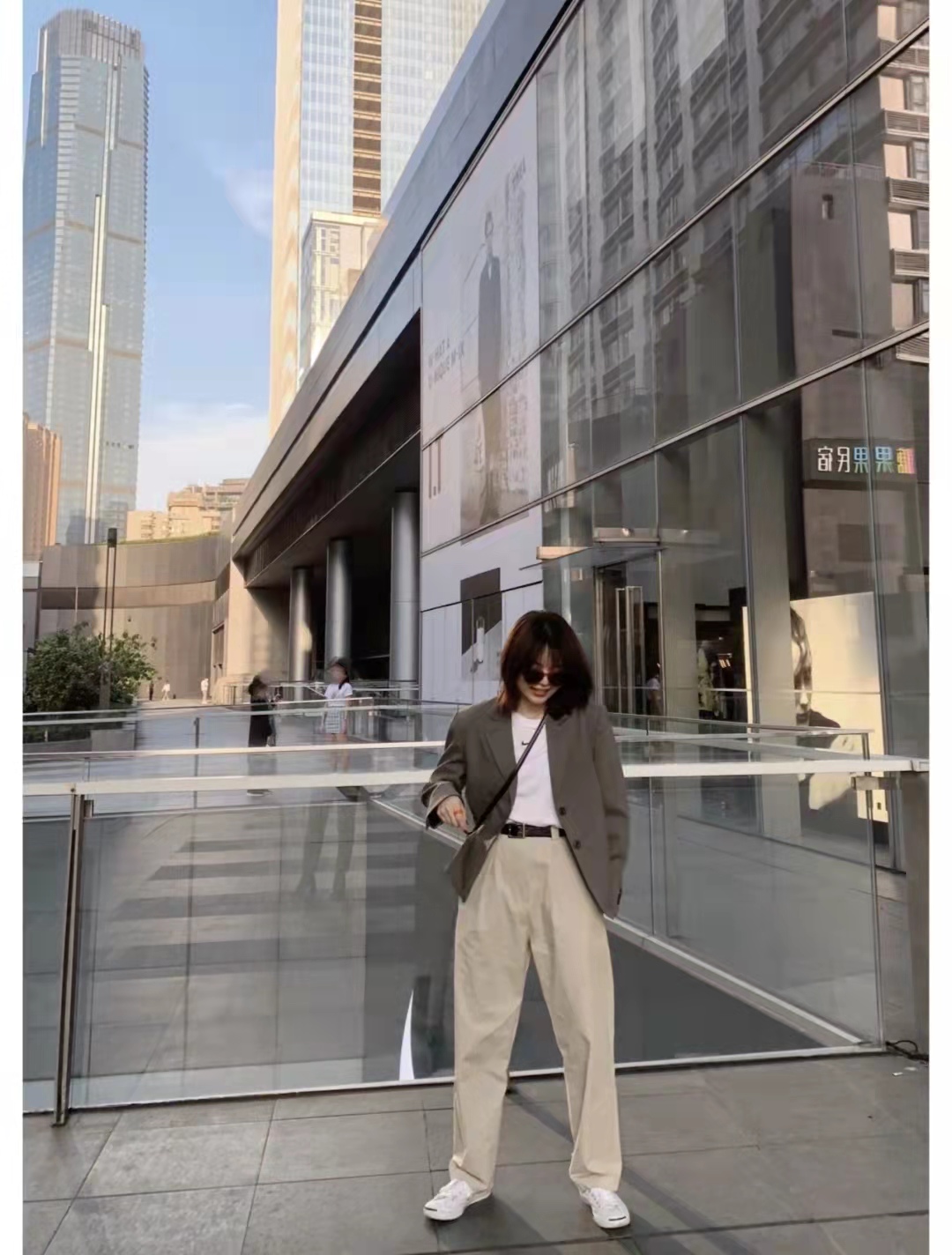 卡其色裤子配什么上衣有高级感男,黑色上衣配卡其色裤子好看吗男生