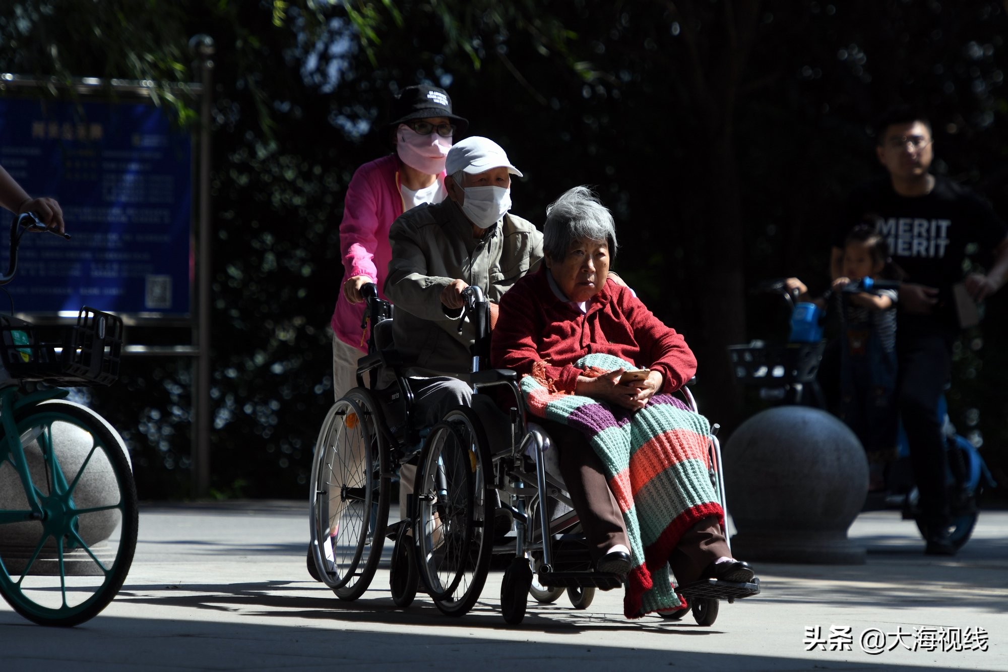 沈阳上演孝父敬母一幕任女士告诉你啥叫“我是你的腿”
