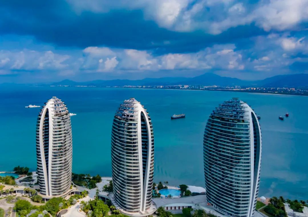 三亚凤凰岛夏天玩不够，住地标酒店，吹海风赏海景，学生*党**都夸好