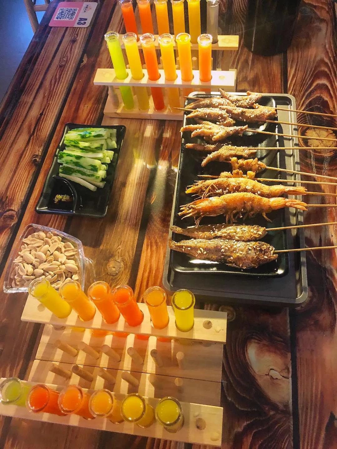 「聚会约酒」一家音乐酒吧，每晚都有乐队驻唱，单身男女都爱去