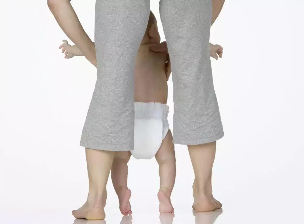 宝宝刚学会走路都是罗圈腿吗,宝宝的脚变成了罗圈腿