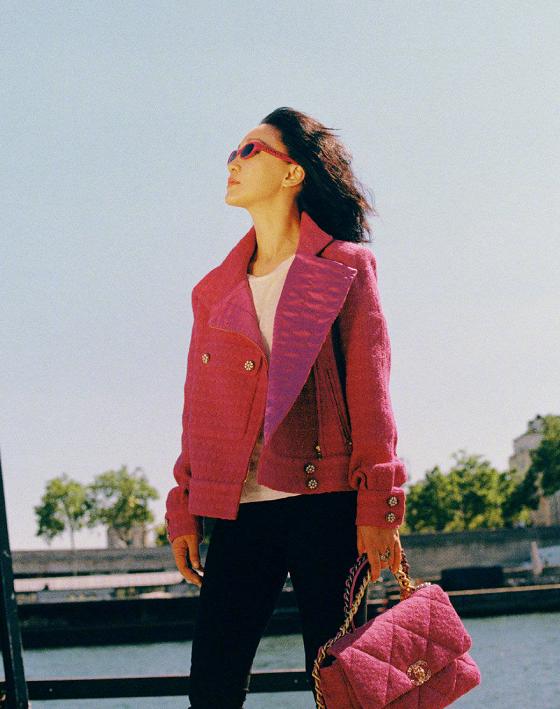 周迅秋冬最新穿搭网友确定44岁,周迅穿搭白黑格衬衣同款