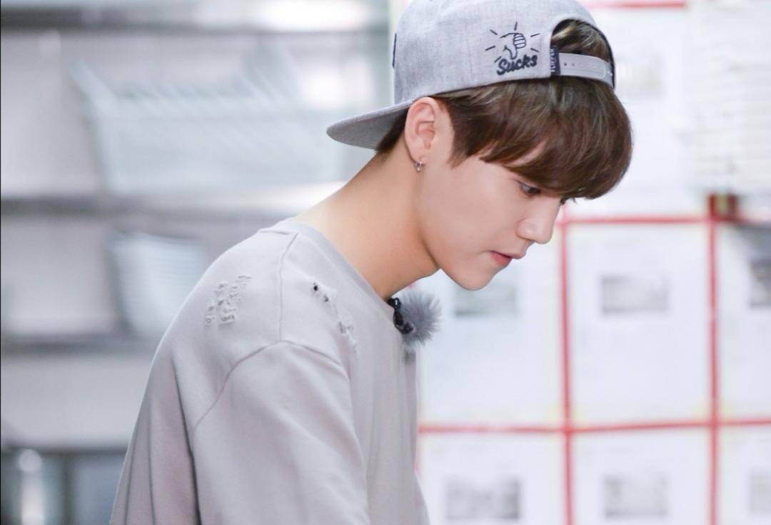 鹿晗颜值混剪卡点视频,鹿晗侧颜杀尽显时尚穿搭