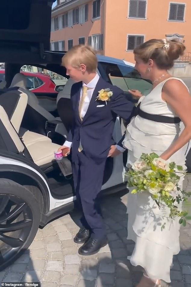 卢森堡前王妃再婚，挺孕肚穿12年前的旧款礼服，以花代冠满眼幸福