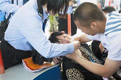 女儿被同学带坏怎么办,女孩被染毒瘾