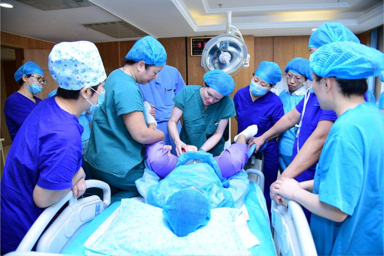 生娃时女人到底经历了啥？三个妈妈的生产述说，顺转剖太扎心