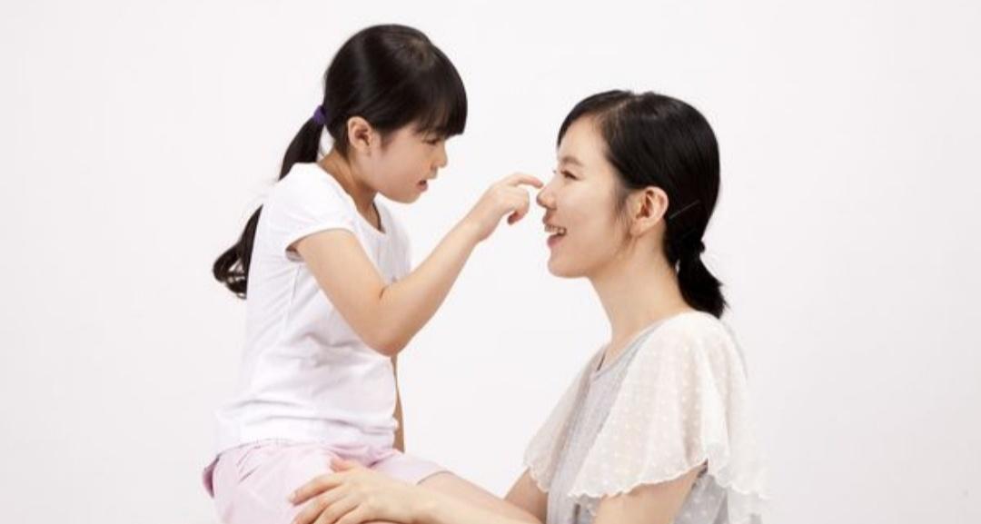 九岁女童身上有血是怎么回事,9岁女童流淡淡红色的血怎么回事