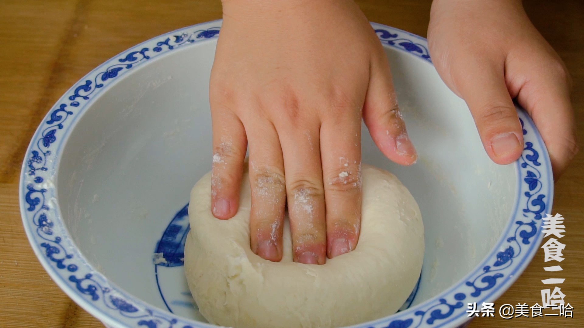 薄电饼铛烙饼的做法,电饼铛烙薄薄的饼做法