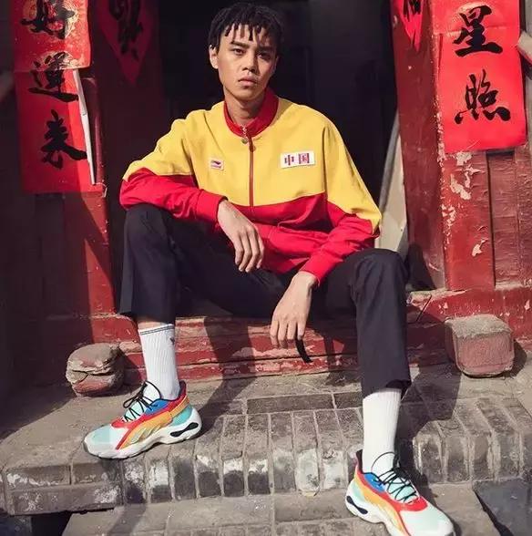 国潮这回对味儿了，不看logo还以为是巴黎世家！