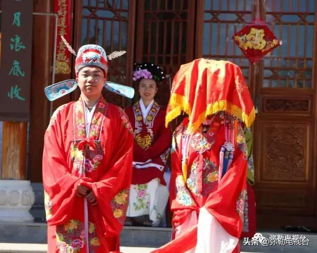 太热闹!弥勒花海、人海、车海、舞海...这些人上镜了!