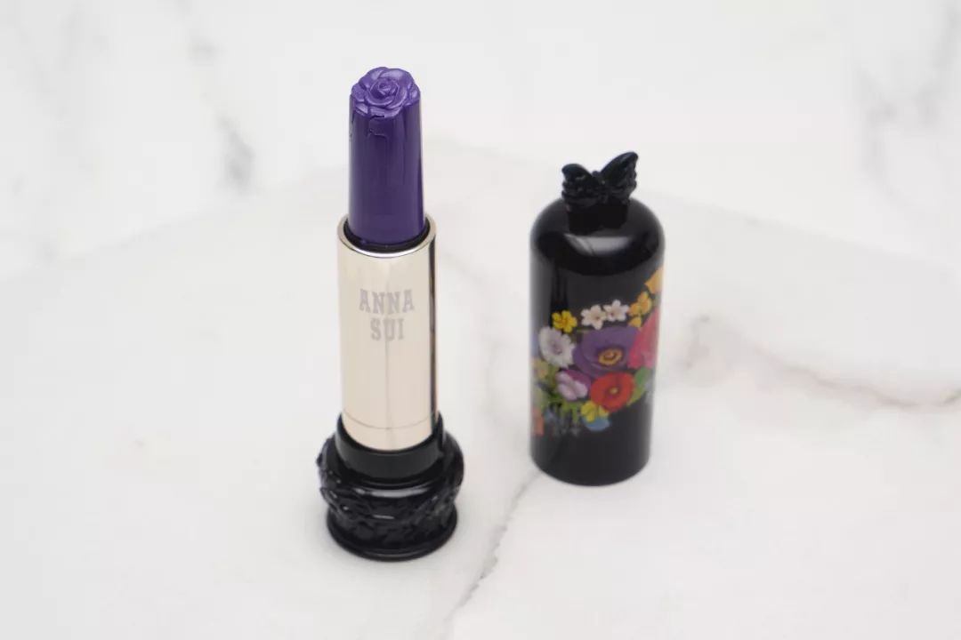 不做俗人的新一天，让安娜苏魔漾晶灵唇膏带你造型百变