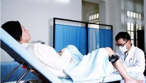 临产孕妇被男医生内检，孕妇老公想不开，有轻生念头，你怎么看？