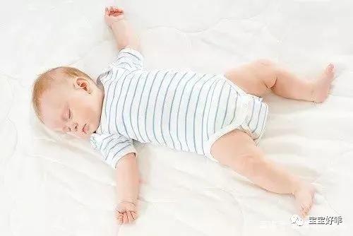 8个月宝宝睡觉趴睡要不要翻过来,宝宝趴睡怎么翻过来