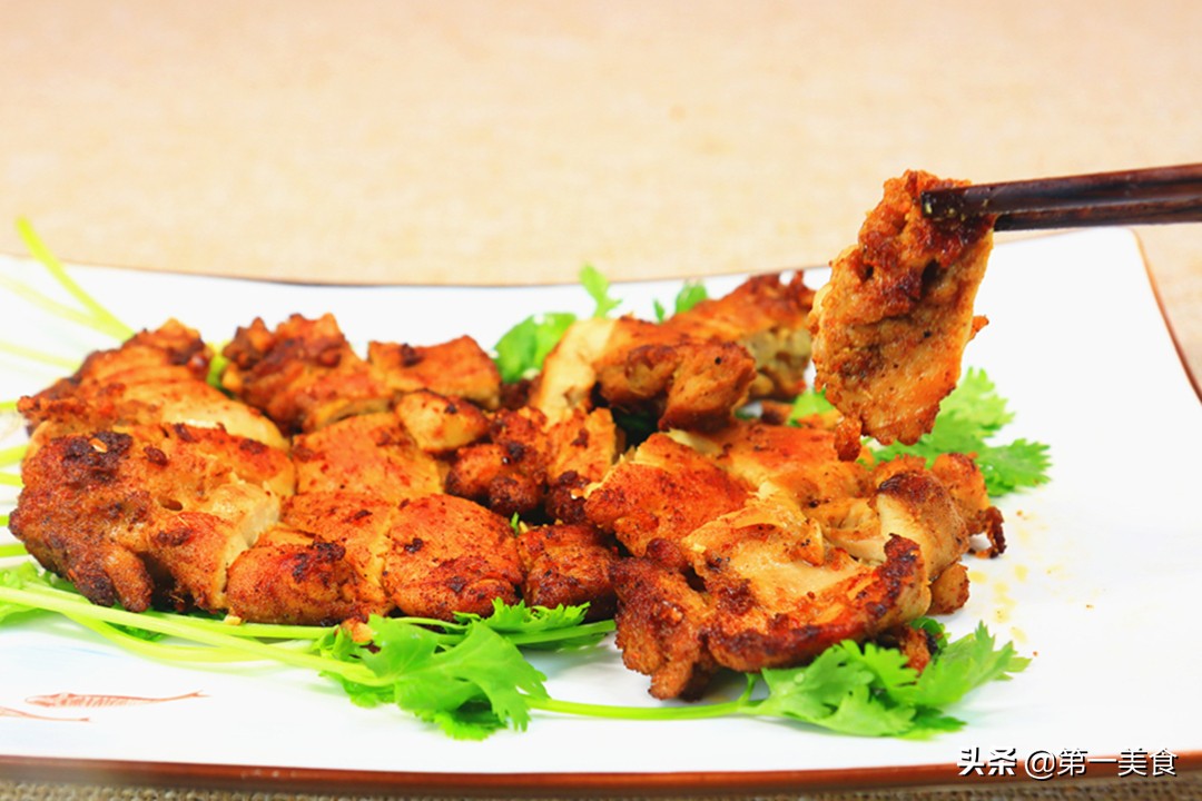 外边卖的鸡排自己制作,外面两块钱的鸡排是怎么做的