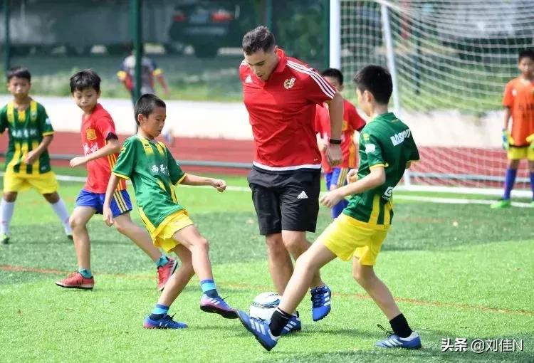 长着外国脸,足球教练教有天赋小朋友踢球