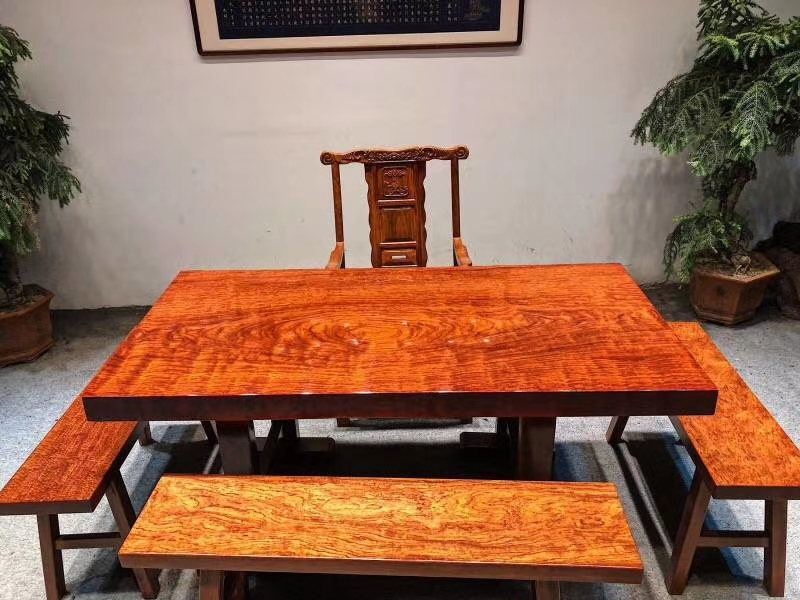 苏州家具城土豪桌*局骗**！8万天价桌出厂就9千，原料极像棺材板