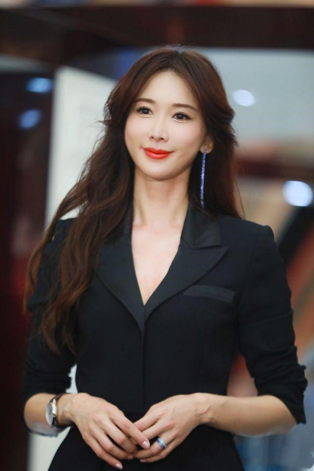 45岁为博热点太疯狂，西装连体裤玩光腿还不够，露蕾丝*裤底**太尬了