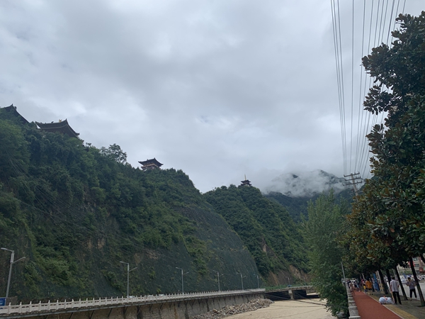 贫困县7.1亿建豪华中学评论,陕西一脱贫县花7亿建豪华中学