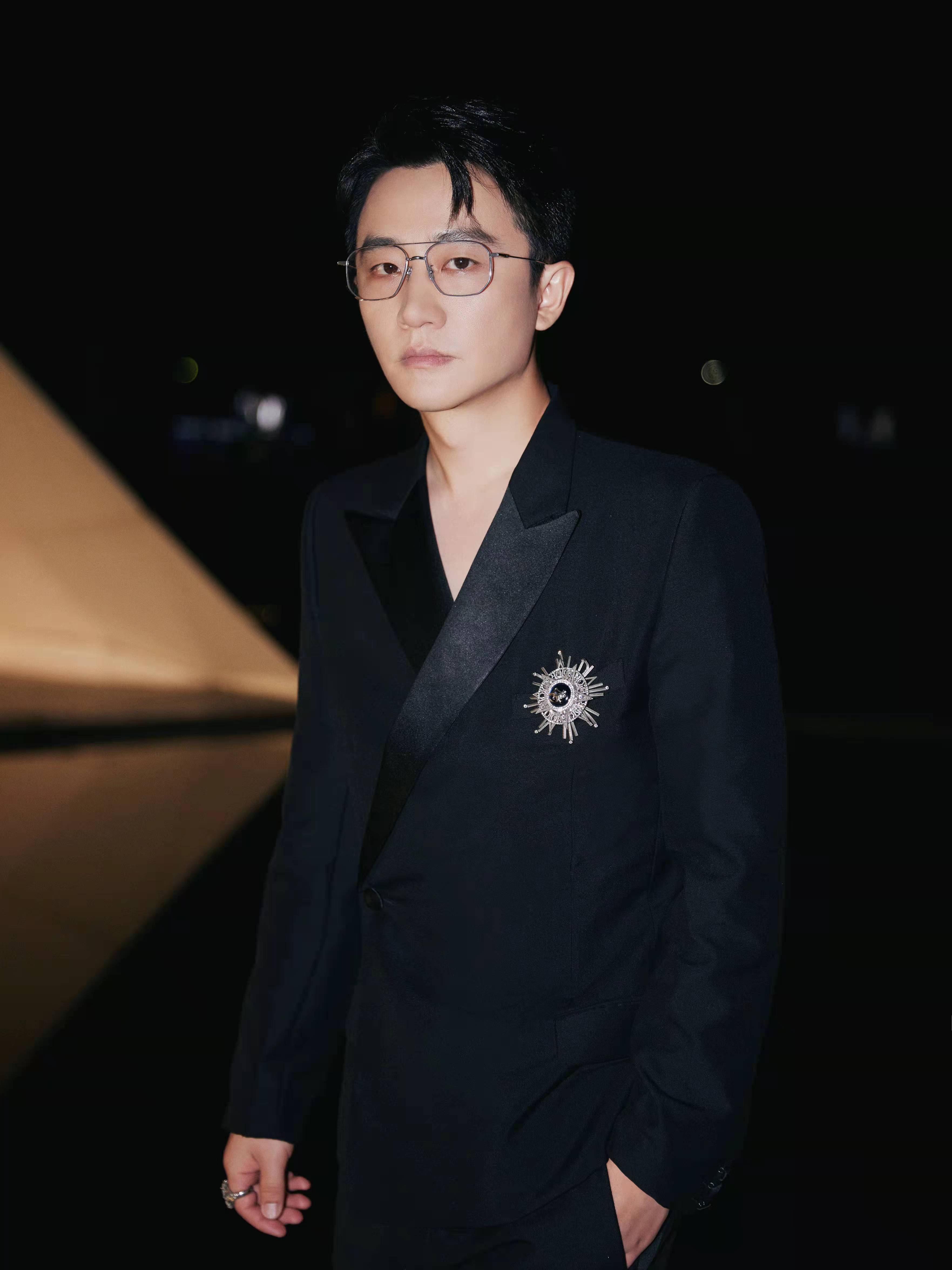 西装穿搭休闲通勤男,如何把西装穿出时髦感男