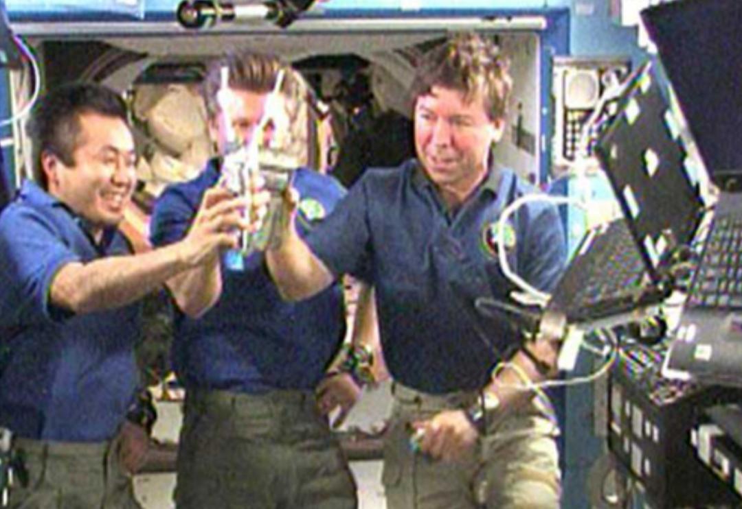 航天员太空产生的便便如何处理,宇航员在太空便便会落到地面吗