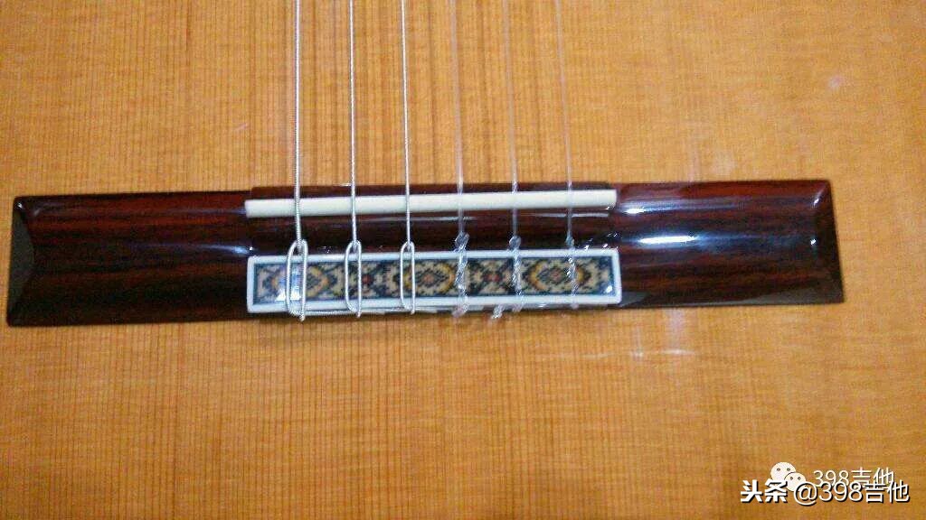 吉他琴弦过高怎么调节,吉他某一根琴弦打品怎么处理