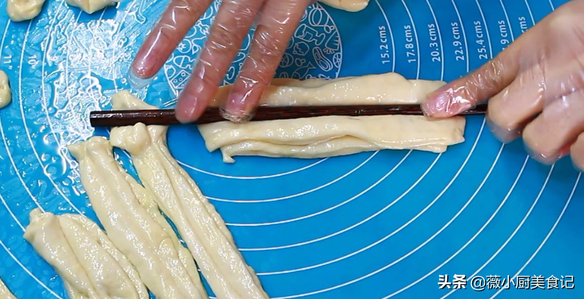 第一次炸油条的做法和发面全过程,酥脆油条的做法和配方的全过程