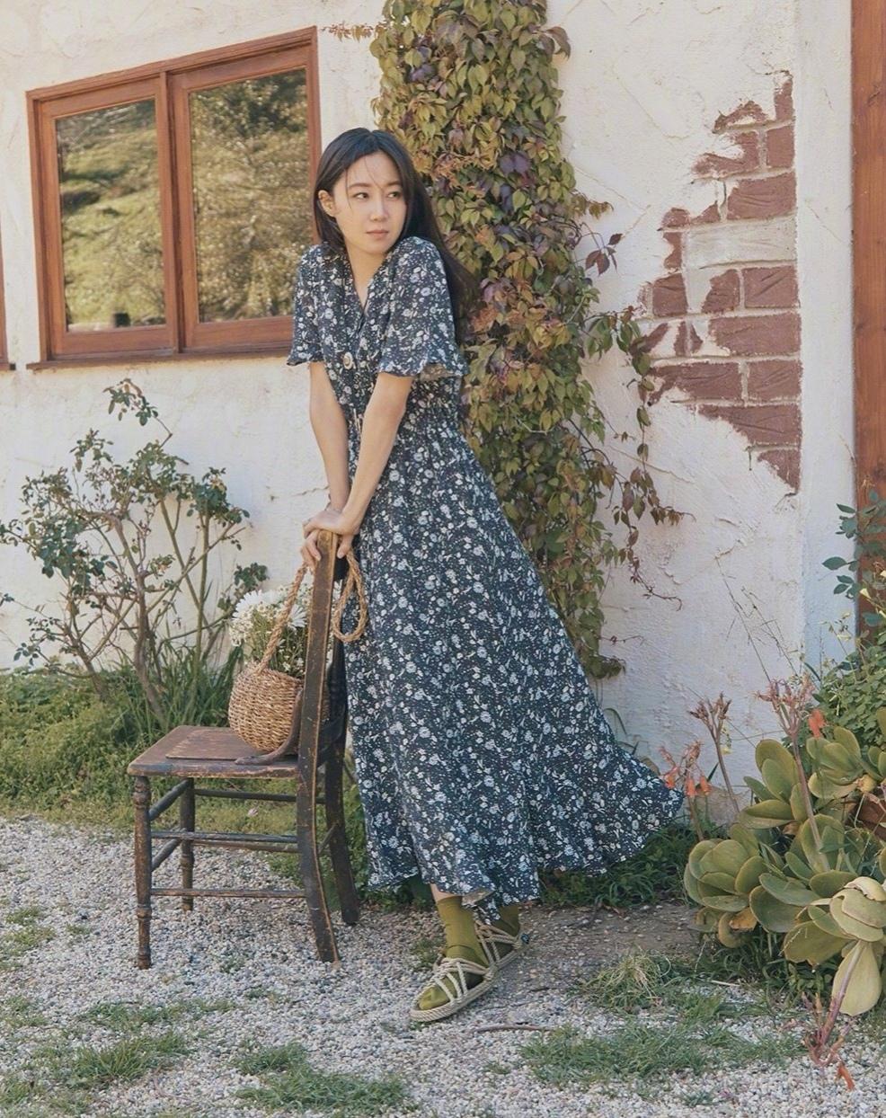 40岁女人怎样避免老气？韩国女星孔晓振碎花裙穿搭，少女感十足