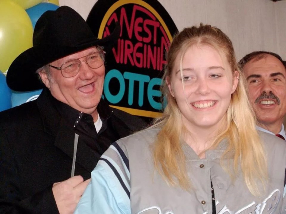 美国男子中彩票后买彩票又中奖,美国大叔买彩票中19亿巨奖