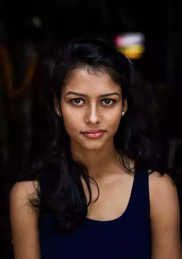 一个普通的上班族起早贪黑,一个打工人四处奔波