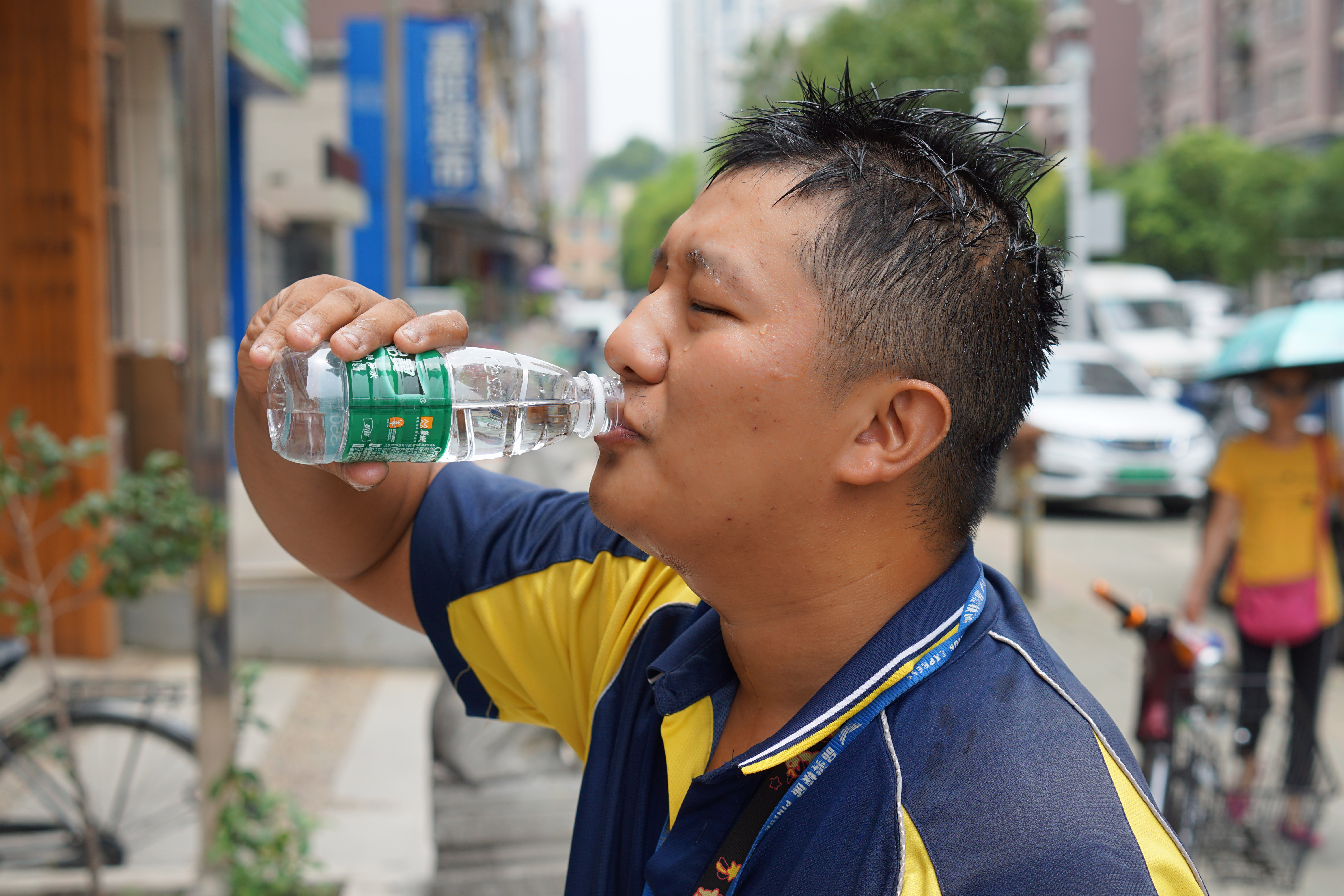 夏日快递不降温，冒酷暑品骏小哥在飞奔