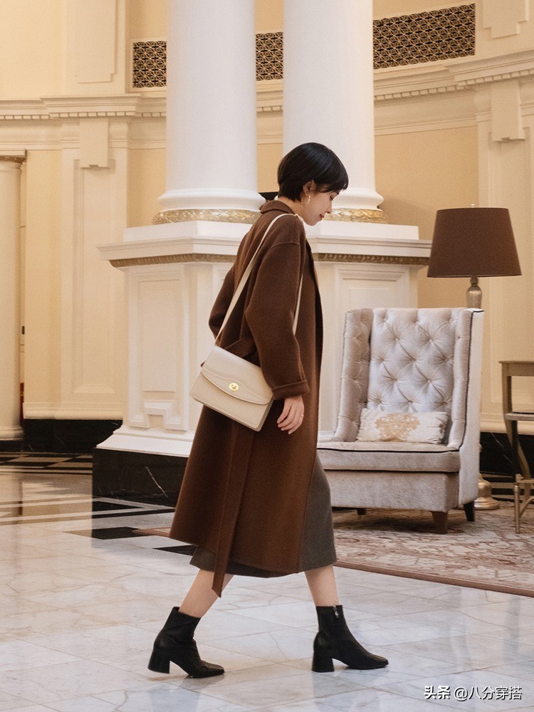 秋冬配大衣短靴推荐,冬季呢子大衣配什么材质短靴好看