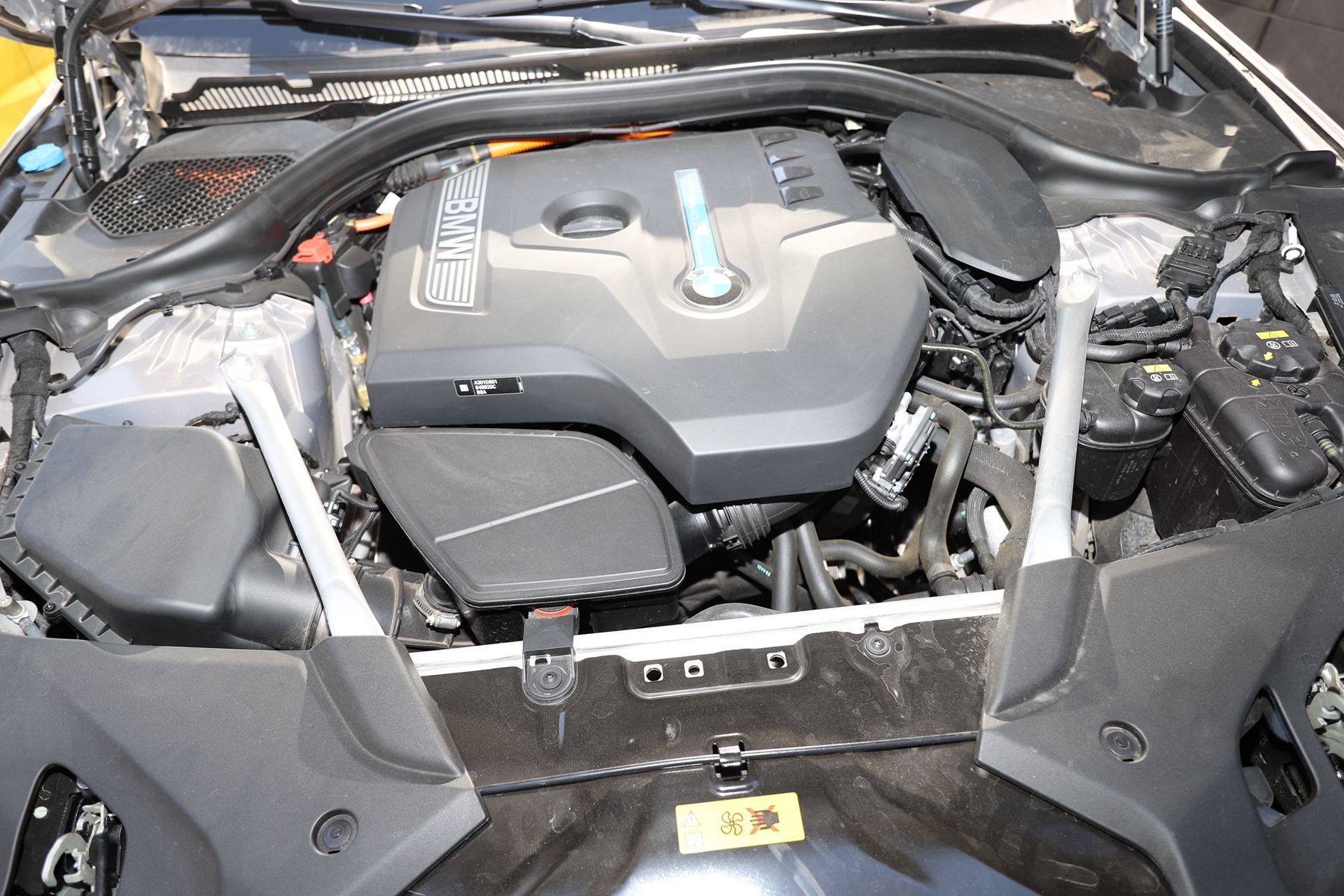 这一代宝马5系操控感怎样,宝马5系直列6缸2.5发动机油耗高