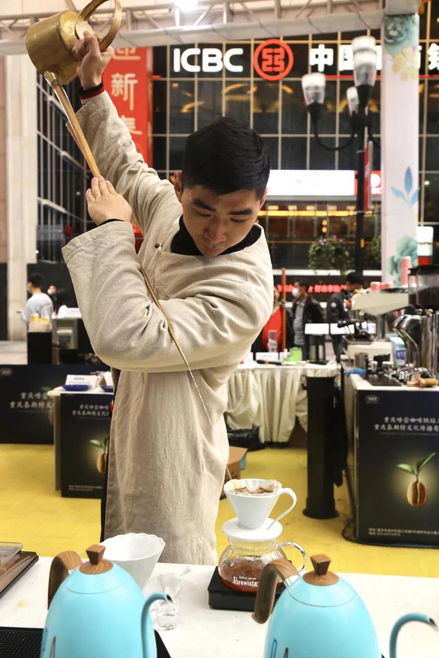 周末逛天府文创集市感受生活美学,周末逛市集看潮雕秀