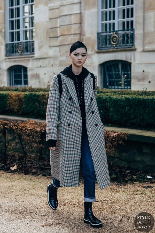 黑白格纹大衣怎么搭配好看,戴帽子黑白格纹大衣怎么搭配好看