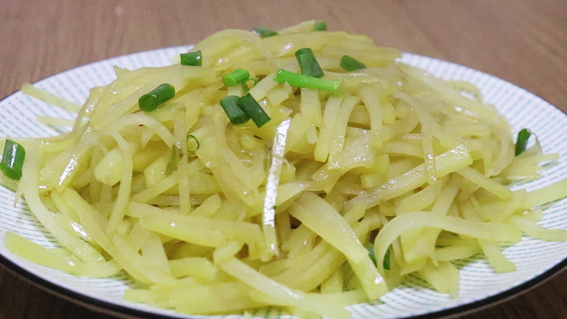 炒土豆丝不粘锅的方法,炒酸辣土豆丝放酱油就粘锅