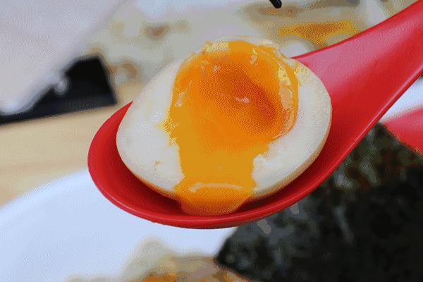 鸡蛋拌一切，日本人吃生鸡蛋到底有多野？（菲李漫画）