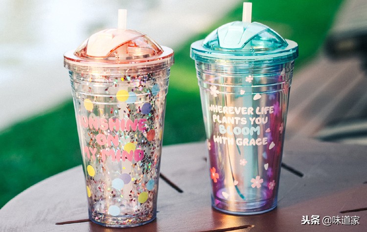 有了吸管勺子方便多了,有了吸管喜欢喝水