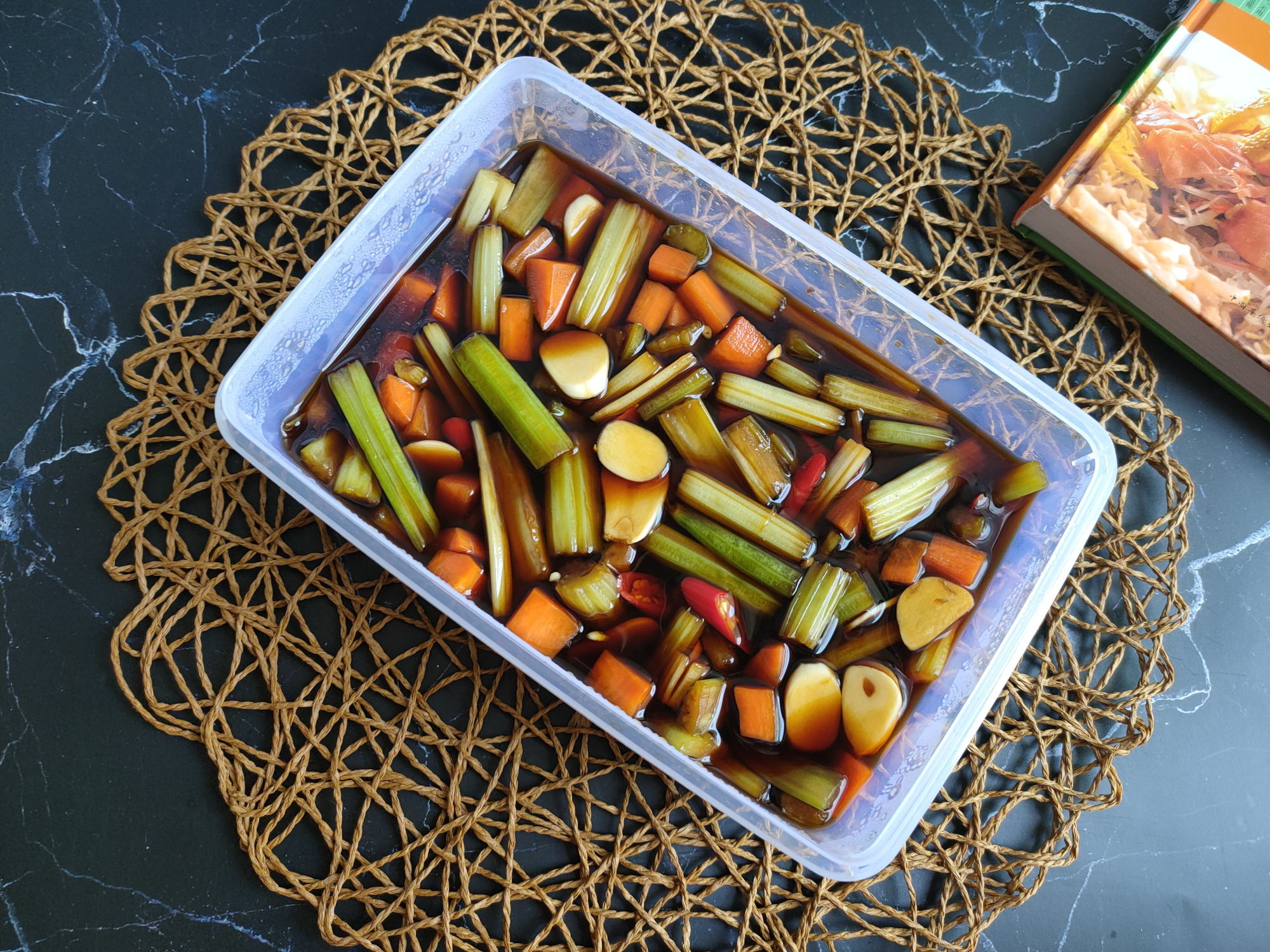 不辣的芹菜怎么凉拌好吃,芹菜不焯水腌制法