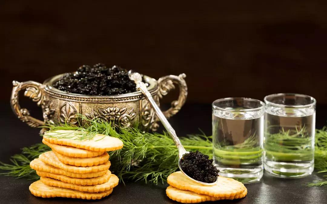 伏特加喝着怎么像酒精兑水,伏特加为什么要兑饮料