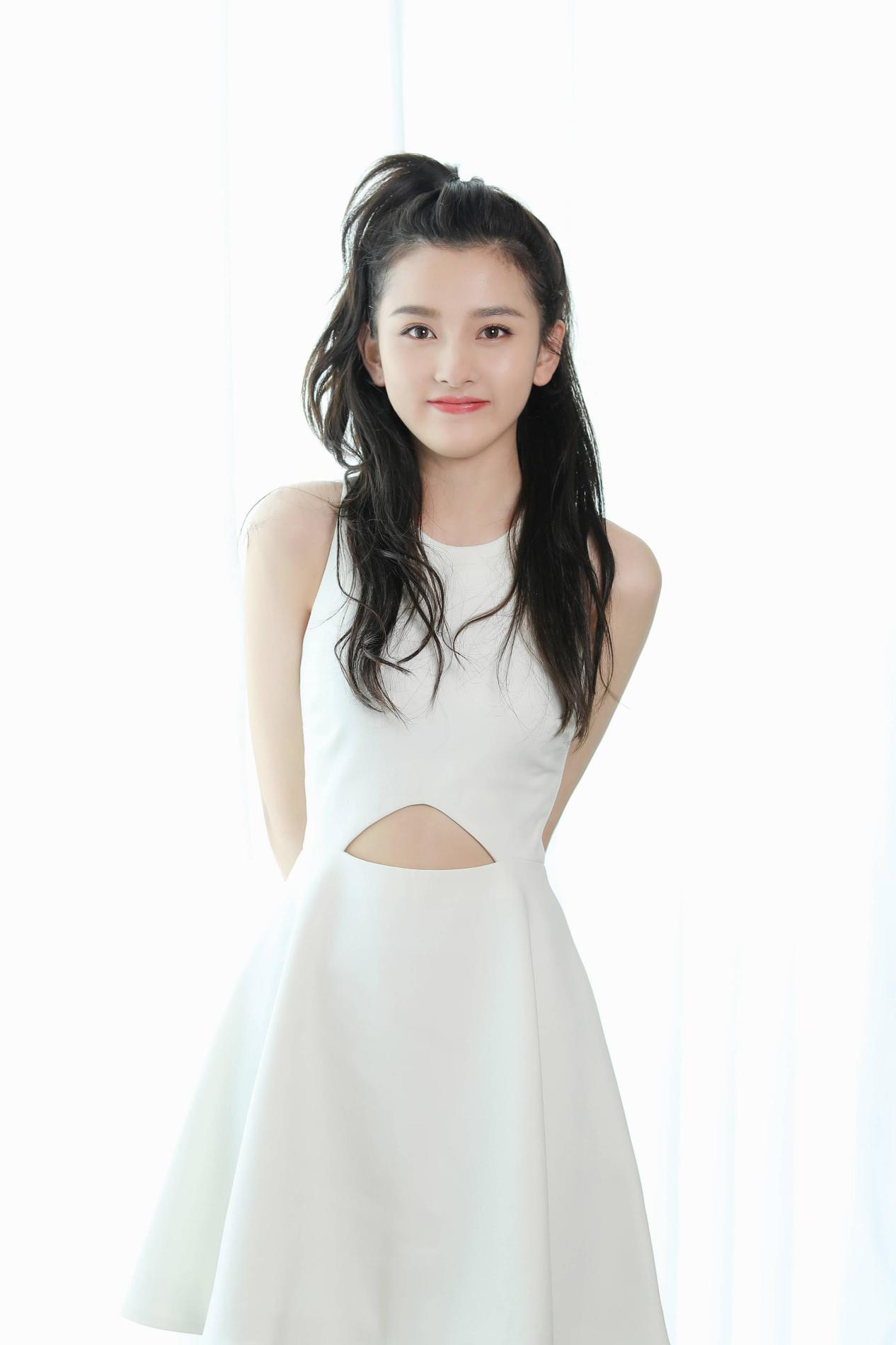 女生披头散发不显脸大的发型,今年流行哪三种发型减龄又显小