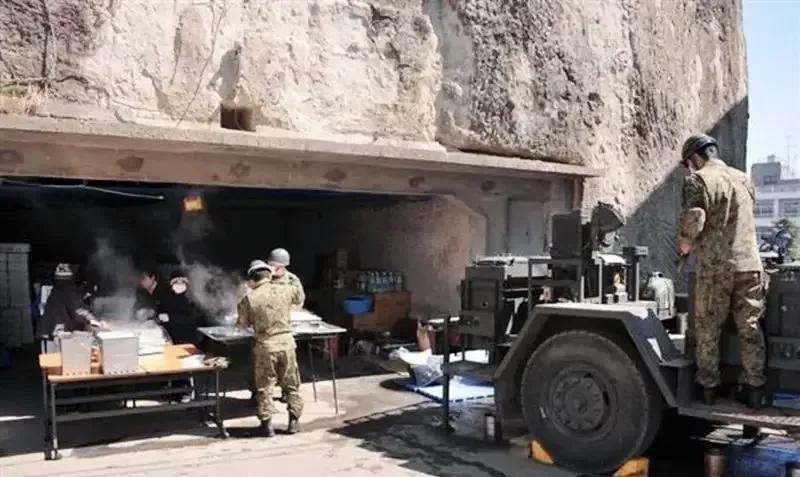 日本陆上自卫队野外训练时到底吃什么？是外出购买还是*战野**口粮？