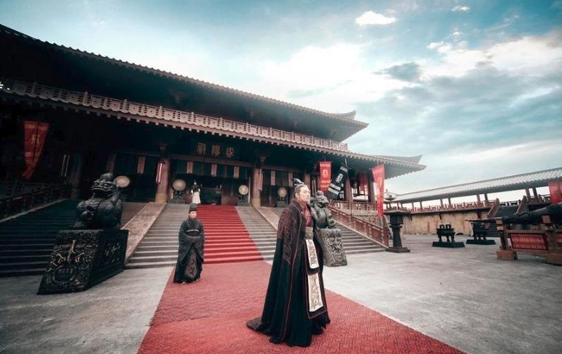 就因他的慧眼识珠，地位卑微的庶子成为了当之无愧的君王