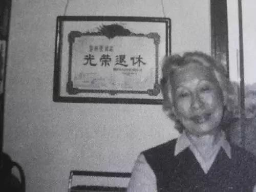 穿旗袍捉奸，86岁依然优雅，死后捐遗体，她才是中国最后一位贵族