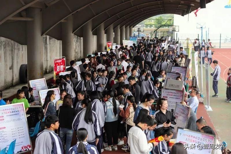 勤学精业修身立业前进中的浙江省苍南县职业中专学校