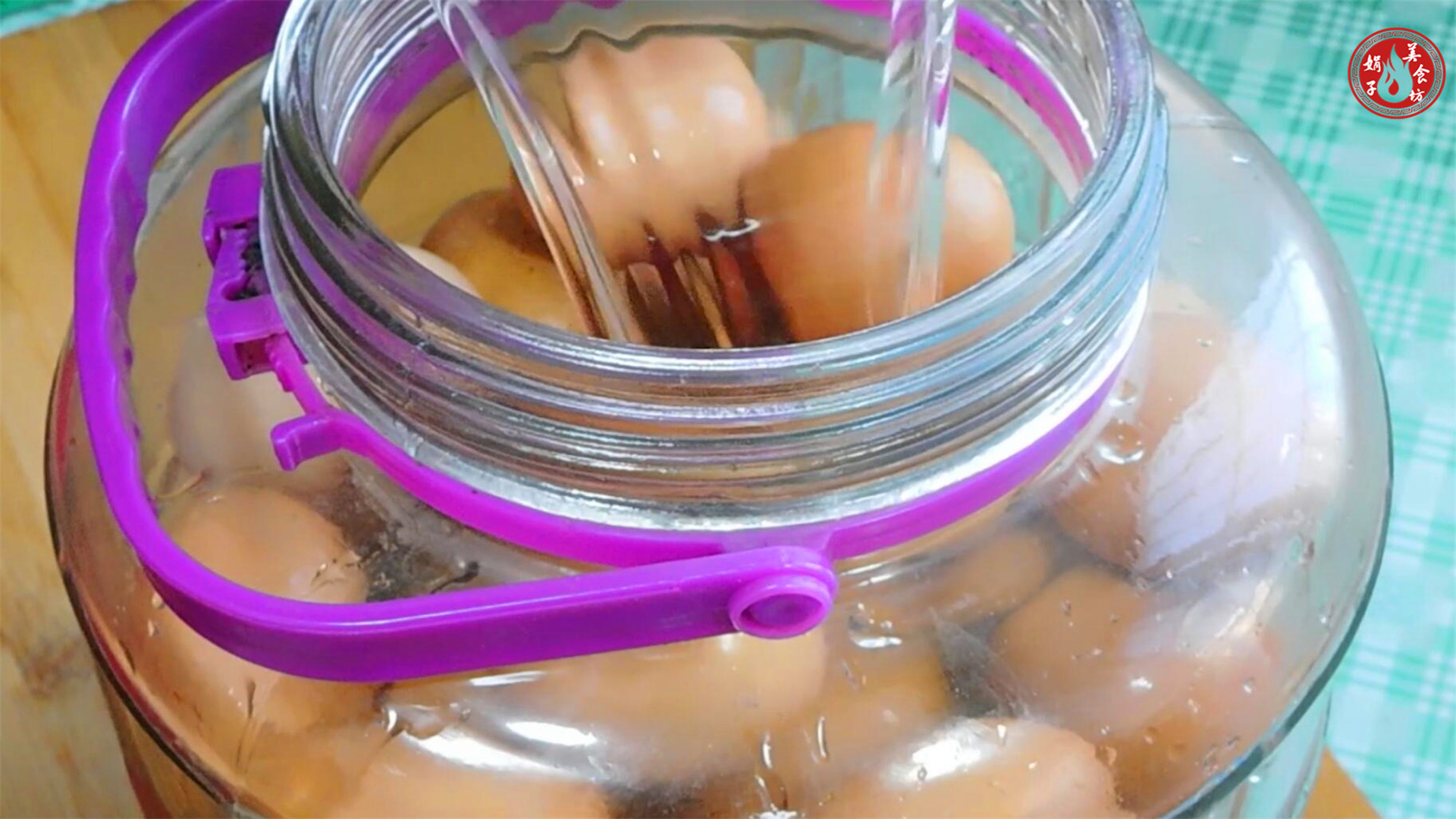 腌10斤鸡蛋放几斤盐怎样腌茶叶蛋,腌好后的鸡蛋盐没有化开会流油吗