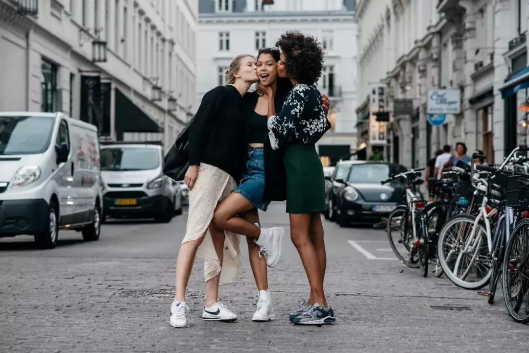 不爱买衣服的女人心理有问题吗,女人爱买衣服是不是一种病